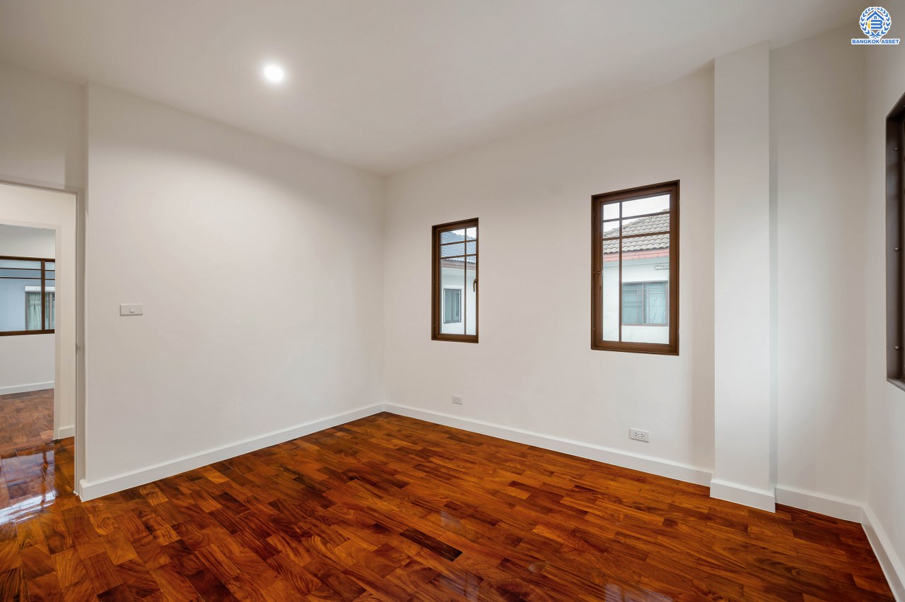 บ้านมือสองตกแต่งใหม่ จากแบรนด์ Sansiri โครงการ เศรษฐสิริ วงแหวน-สุขาภิบาล2 บ้านเดี่ยวหลังมุม เนื้อที่ 70.10 ตร.ว. พื้นที่ใช้สอย 166.20 ตร.ม. ฟังก์ชัน 3 ห้องนอน 3 ห้องน้ำ 1 ห้องแม่บ้าน 2 ที่จอดรถ ติดถนนใหญ่เสรีไทย ใกล้จุดขึ้นทางด่วน "วงแหวน-กาญจนาภิเษก" และ ใกล้รถไฟฟ้าสายสีชมพู "สถานีนพรัตน์"...